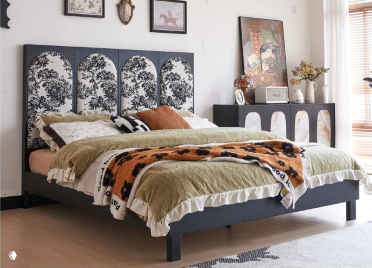 Фото спальни: кровать из массива дерева с тёмной рамой и декоративным изголовьем, покрывало, подушки и комод у окна.