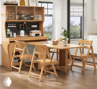 Складной обеденный стол из массива дуба с деревянными складными стульями на светлом полу у окна, интерьерная сцена.