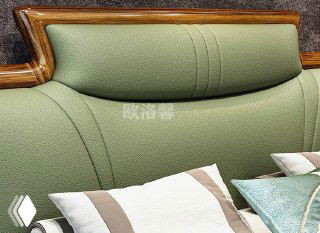 Ещё один крупный план верхней части изголовья с деталями строчки и текстурой натуральной кожи на фоне древесного каркаса тёмного оттенка.