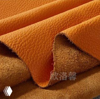 Образцы натуральной кожи крупным планом: видна лицевая и изнаночная сторона кожаной ткани, цвет и фактура материала для обивки мебели.