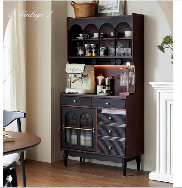 Фотография серванта из дуба в интерьере: высокий тёмный шкаф с открытыми полками, ящиками и стеклянными дверцами на фоне гостиной, демонстрирует текстуру древесины.