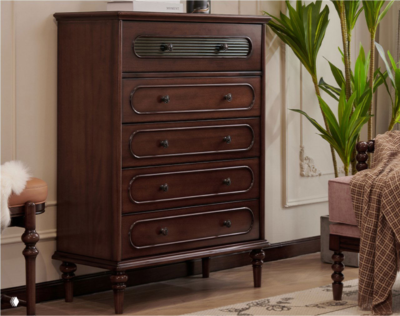 Темно-коричневый комод из массива дуба в классическом стиле на ножках, четыре выдвижных ящика, размещён в уютной гостиной с растениями и креслом