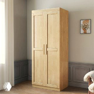 Изображение двухдверного шкафа из массива дуба светло‑натурального тона в интерьере; заметна текстура древесины и строгая геометрия формы.