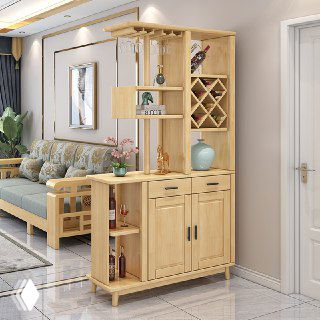 Фотография шкафа из массива дуба в светлой гостиной: вид спереди, открытые полки, винная ячейка и выраженная текстура древесины на фасадах.