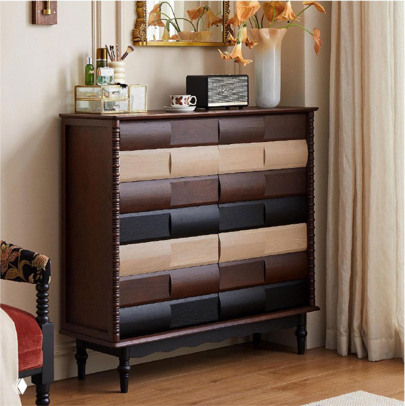 Деревянный комод из массива дуба в интерьере: тёмно-коричневый корпус с чередующимися панелями и декоративными ножками.