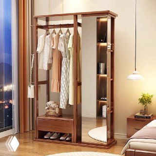 Стойка для одежды из массива дуба в спальне: открытые вешалки, полки, выдвижной ящик и зеркало, видно древесное зерно