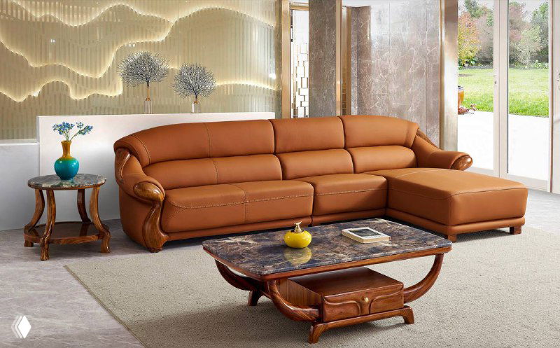 Коричневый кожаный угловой диван с журнальным столиком и деревянными ножками — интерьерный комплект из плотного массива древесины.