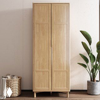 Фотография светлого двухдверного шкафа из массива дуба в минималистичном интерьере: шкаф на ножках рядом с кашпо и плетёной корзиной