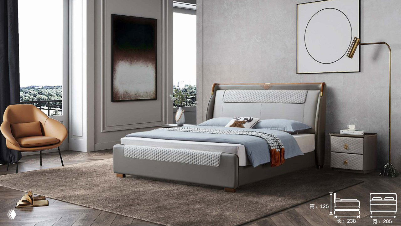 Интерьерная сцена с серой кожаной двуспальной кроватью размером 238×205 в современной спальне; рядом кресло, тумба и декоративный ковёр.