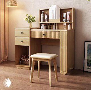 Туалетный столик из массива дуба в уютном интерьере: видна натуральная текстура дерева, табурет и декоративные предметы.