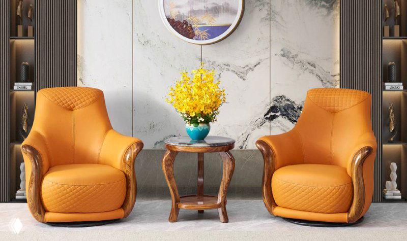 Пара ярко-оранжевых кресел с округлыми деревянными подлокотниками и небольшим столиком в элегантной гостиной, деревянные элементы выражены.