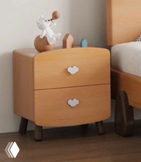 Небольшая прикроватная тумба из светлого дуба в интерьере: два выдвижных ящика с ручками в форме сердца, декоративная игрушка на столешнице, деревянный пол.