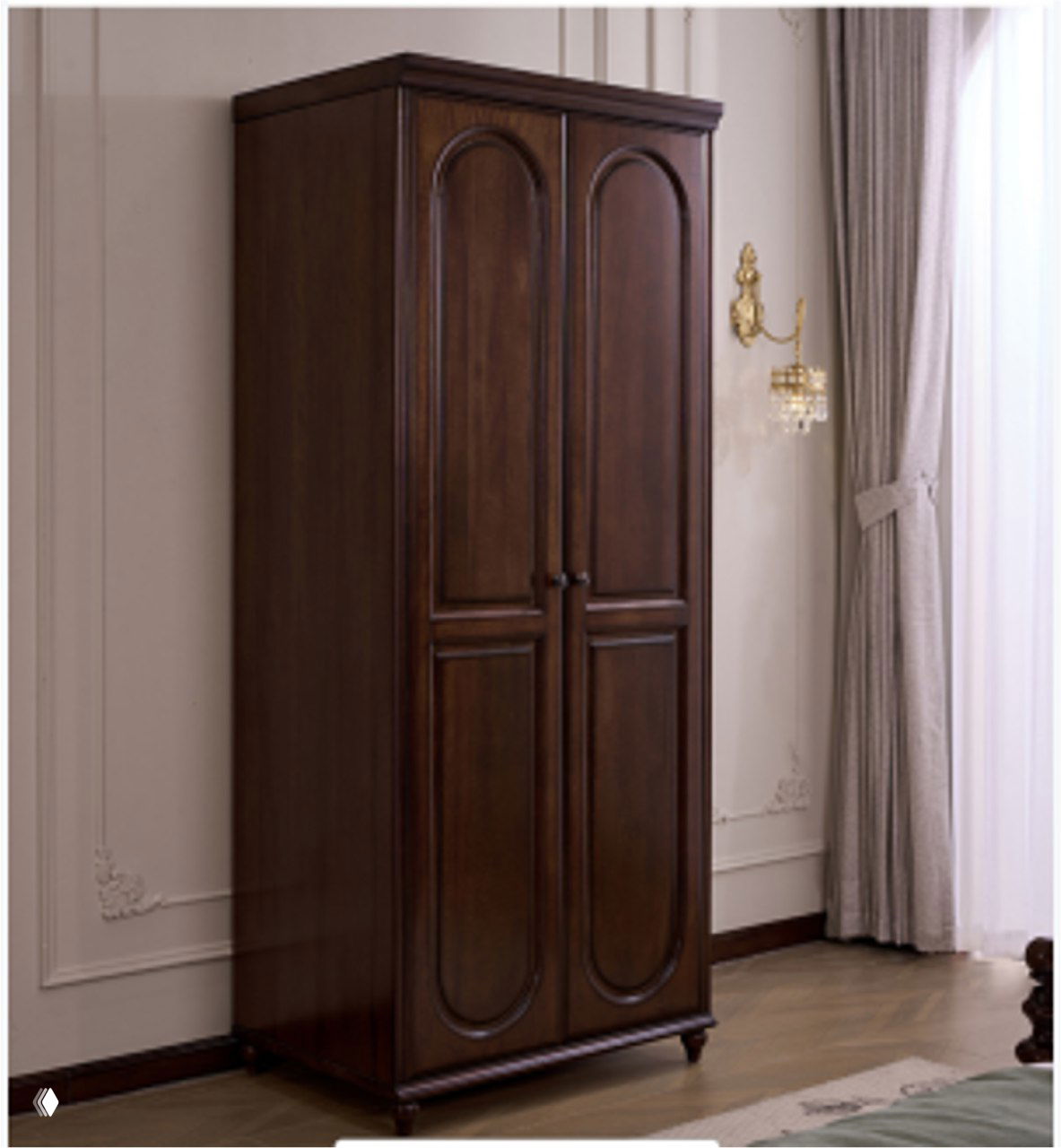 Двухдверный шкаф из массивного дуба в классическом интерьере, тёмная отделка, резные филёнки и ножки на паркетном полу.