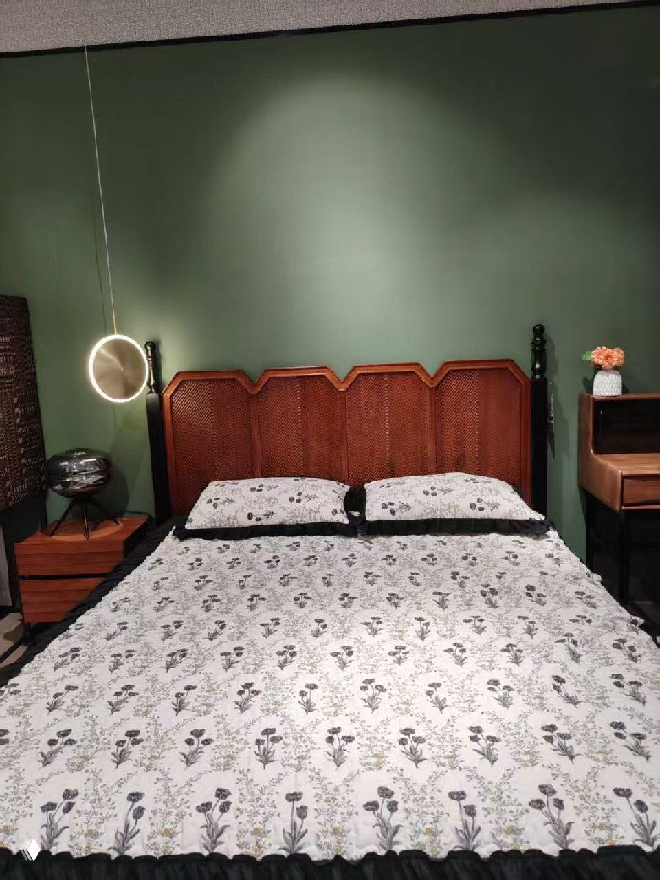 Кровать из массива дуба в интерьере: резная массивная спинка, белая постель с растительным узором и тумбы по бокам.