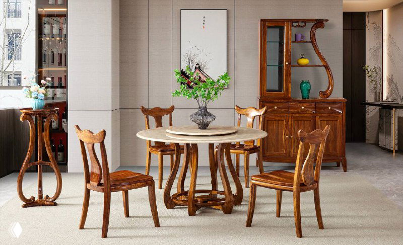 Обеденная группа: круглый деревянный стол и несколько стульев из массива на фоне серванта — классический пример столовой мебели из ценной древесины.