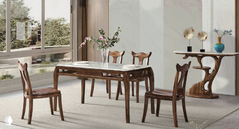 Прямоугольный обеденный стол из массива с набором деревянных стульев у окна — светлый столовый уголок, демонстрация качества древесины.