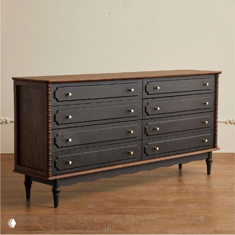 Комод из массива дуба в интерьере: тёмная отделка, шесть выдвижных ящиков с металлическими ручками, фигурные ножки и деревянный пол на фоне.