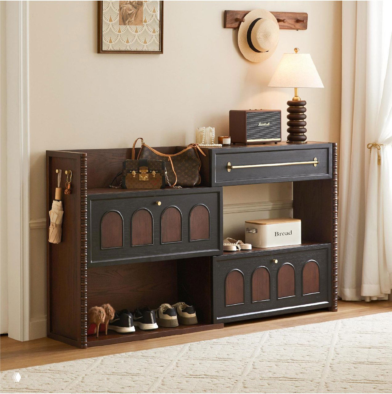 Фото комода для обуви из массива дуба в светлом интерьере: два ряда ящиков и открытые полки с парами обуви и декором.