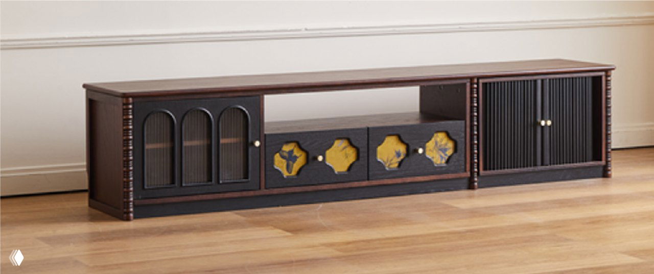 Длинная низкая тумба под телевизор из массива дуба с декоративными резными фасадами, нишей для техники и деревянным полом.