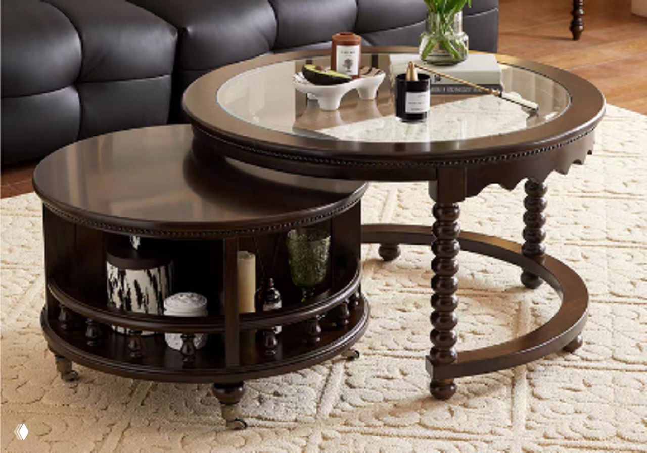 Круглый журнальный столик из массива дуба тёмного цвета с стеклянной вставкой, нижней полкой и фигурными ножками.