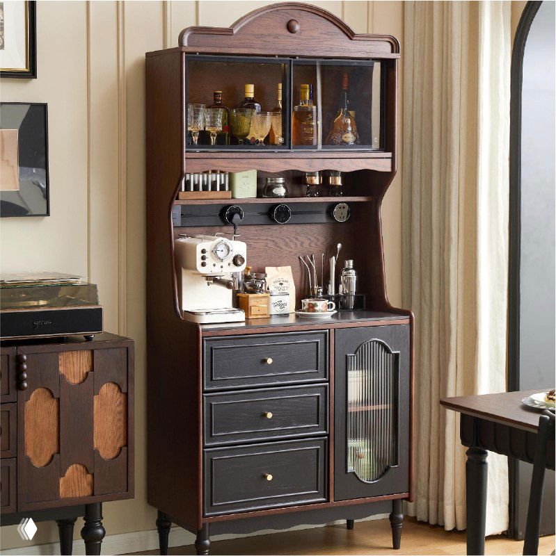 Фотография серванта из массива дуба: тёмная отделка, стеклянные дверцы, выдвижные ящики и открытые полки в интерьере.