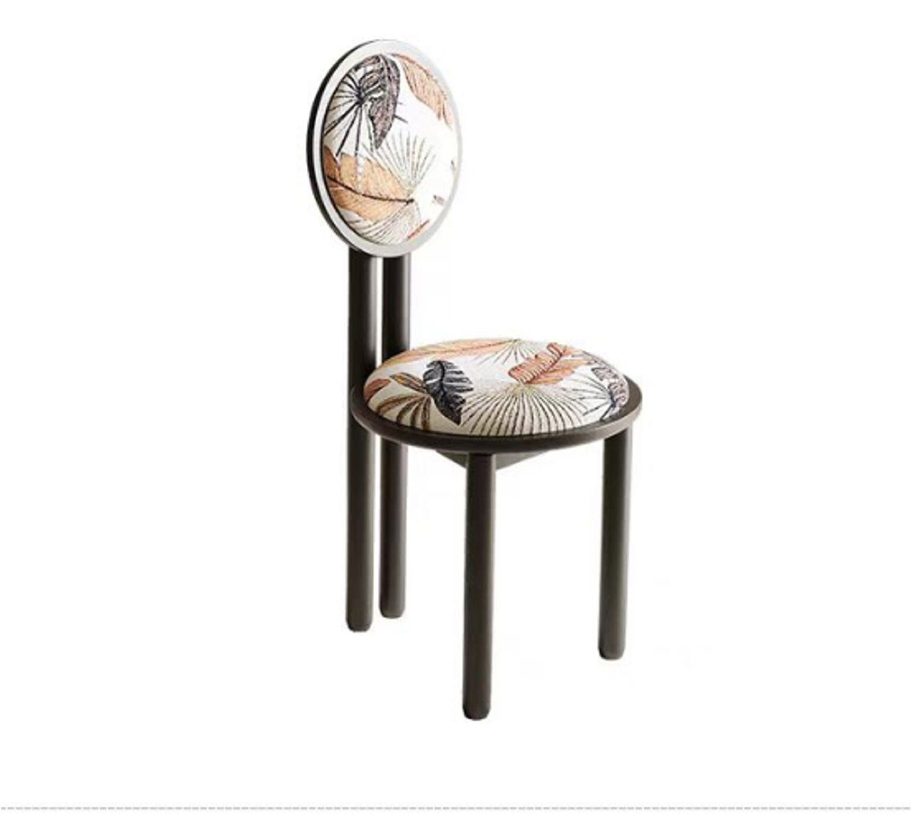 Фотография стула из массива ясеня с круглым сиденьем и круглой спинкой, обтянутыми тканью с принтом, на белом фоне.