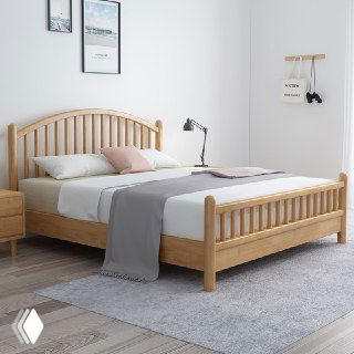 Фотография кровати из массива дуба в светлой минималистичной спальне — деревянная рама, изголовье, постельные аксессуары, ковер и тумбочки.