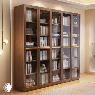 Дубовый шкаф‑книжный с четырьмя секциями и стеклянными дверцами, заполненный книгами и декором, в светлом интерьере.