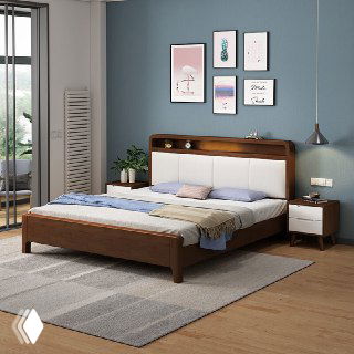 Кровать из массива дуба в интерьере: вид спереди с изголовьем и мягкой вставкой, прикроватная тумба и декоративные картины на синей стене.