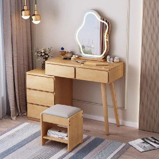 Деревянный туалетный столик из массива дуба в светлом интерьере: зеркало с подсветкой, табурет и выдвижные ящики рядом с окном.