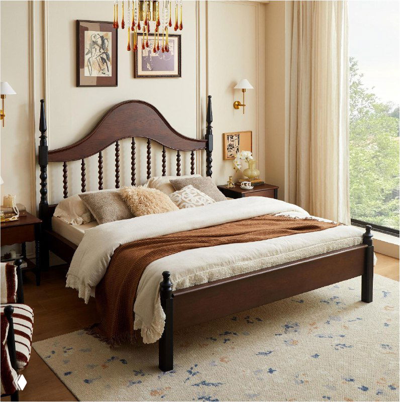 Кровать из массива дуба в светлой спальне у окна: текстура древесины, классическое изголовье и аккуратно заправленное бельё.