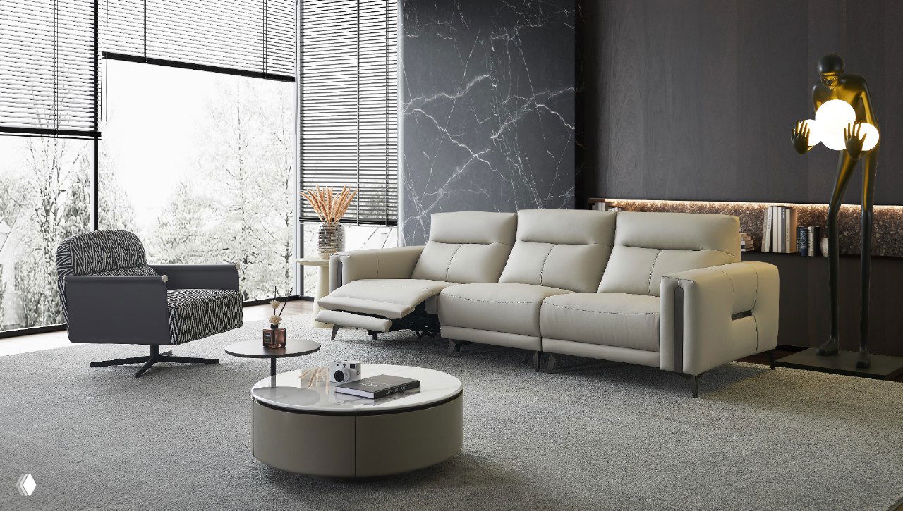 Светло‑серый кожаный диван в просторной современной гостиной: раскладной модуль, журнальный столик, кресло и декоративное освещение в интерьере