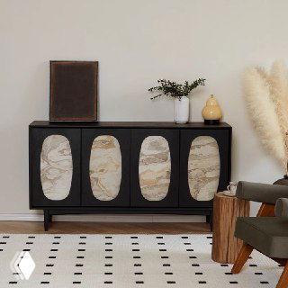 Темный комод в современной гостиной с четырьмя фасадами и светлыми декоративными вставками, стильный интерьер и декоративные предметы сверху