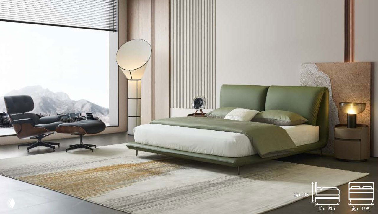 Зелёная кожаная двуспальная кровать в современном интерьере спальни у большого окна, рядом кресло и торшер, вид в перспективе, подчёркнута форма и обивка.
