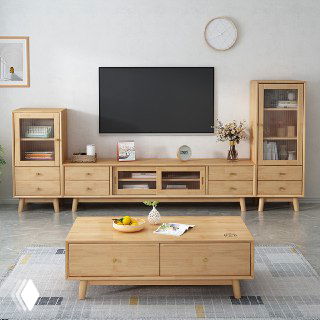 Дубовая тумба под телевизор в светлой гостиной: корпус из массива, выдвижные ящики и открытые полки, вид спереди.