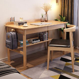 Компьютерный стол из светлого массива дуба в интерьере: рабочая поверхность, нижняя полка для книг и место для аксессуаров.