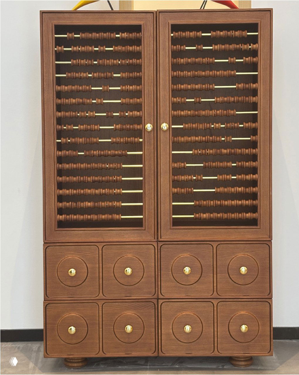 Фронтальное фото шкафа из массива дерева в шоуруме: две дверцы с декоративными реечными элементами и два ряда ящиков.