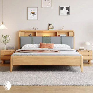 Спальная кровать из светлого дуба в интерьере: деревянная рама, изголовье с полкой, прикроватные тумбы и уютный текстиль.