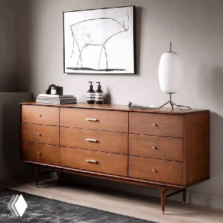 Комод из ясеня в интерьере, спереди: тёплый светло-коричневый тон, шесть ящиков, аккуратные металлические ручки и тонкие опорные ножки.