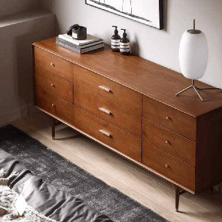 Боковой ракурс комода из ясеня: плоскость крышки, вид на три центральных ящика и плавную текстуру древесины крупным планом.