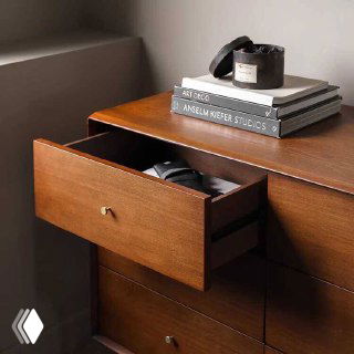 Открытый выдвижной ящик комода из ясеня с видимым внутренним отделением и аккуратной фасадной кромкой, демонстрация функционала.