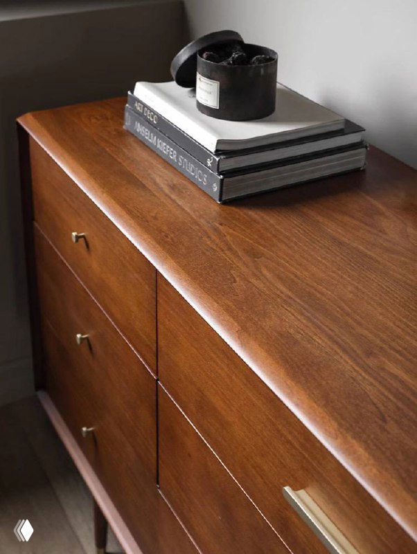 Крупный план верхней панели комода из ясеня: текстура древесины, ровная поверхность и аккуратная кромка без видимых дефектов.