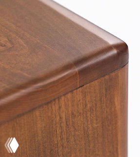 Деталь угла и кромки комода из массива ясеня вблизи: видна тщательная обработка, плавный переход и древесный рисунок.