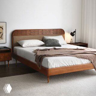 Кровать коллекции Madrid в светлой спальне: массив ясеня, резное изголовье, мягкое текстильное оформление и прикроватная тумба.