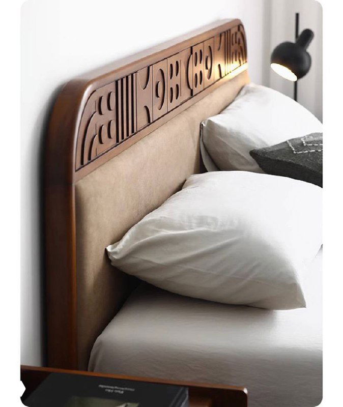 Угол изголовья кровати Madrid с мягкой вставкой и декоративным резным орнаментом на деревянном каркасе, видна текстура ткани и дерева.