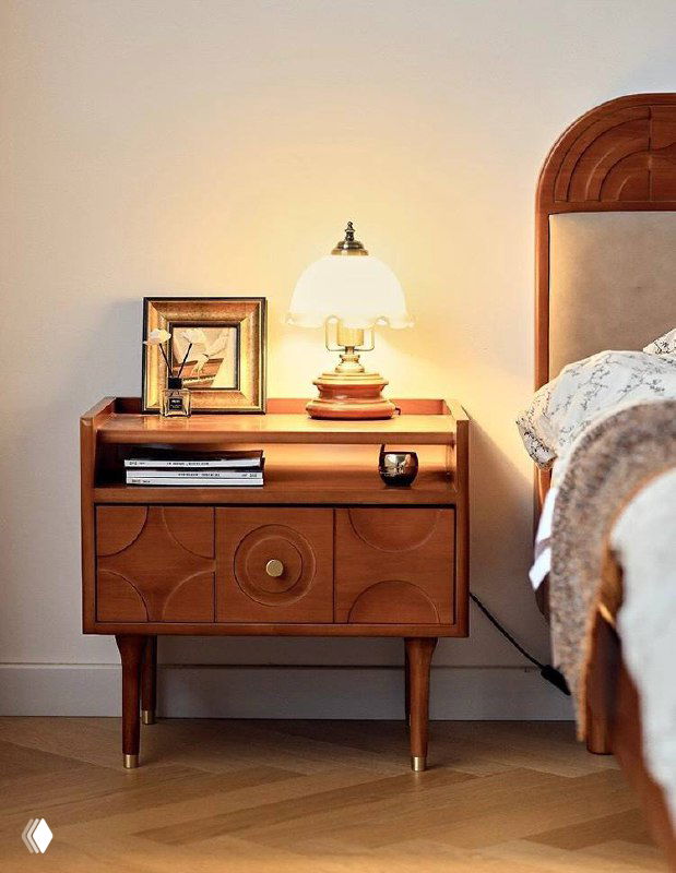 Прикроватная тумба Madrid в интерьере: орнаментальные фасады, настольная лампа и аккуратная стилизация предметов на столешнице.
