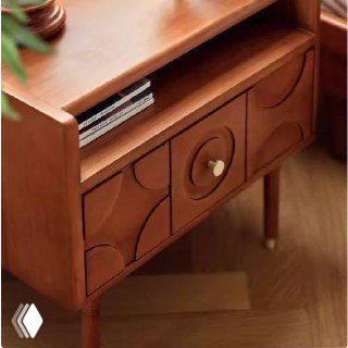 Крупный план фасада тумбы Madrid: резные узоры, выдвижной ящик и плавные контуры поверхности из ясеня, видно текстуру древесины.