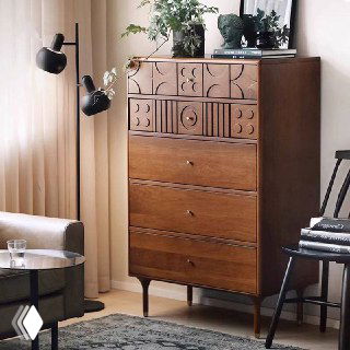 Комод коллекции Madrid: высокий комод с четырьмя ящиками и декоративными панелями, тёплый древесный тон и атмосфера гостиной.