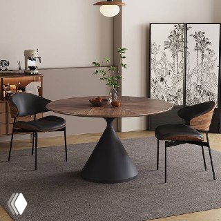 Общий вид круглого стола из ясеня и четырёх стульев в уютной столовой: лампа, настенный декор и предметы на столе создают атмосферу обеда.