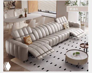 Диван светлого оттенка с электроприводными секциями и мягкими подушками на фоне обеденной зоны — вид спереди и под углом